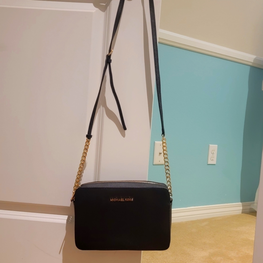 Black Micheal kors cross body bg